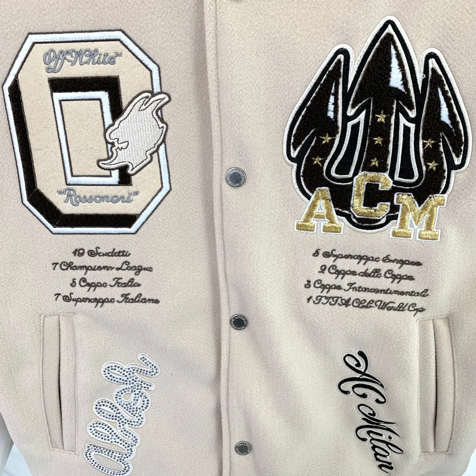 Top version OFF WHITE OW AC Milan co-branded heavily embroidered baseball uniforms for men and women couple stars in the same style jacket. The back is decorated with the Milan devil pattern with the Off-white logo. The entire piece of clothing is heavily embroidered and combined with hot rhinestone technology. All hot rhinestones are artificially embellished and are not pressed with templates. Manual work can ensure that the hot rhinestones will not fall off easily, and each diamond has been repeatedly hot stamped! The front buttons are all made from original molds, and custom-made buttons can ensure that they are consistent with the original ones. AC Milan's cooperation is OFF this time. Under the camera, De Cattrale almost uses the airport as a catwalk. Tonali and Leo are full of shots. Giroud returns to Stamford Bridge. As a Milan fan, I am really grateful that he chose AC Milan in the summer of 21. Although the running-in period was a bit distressing, the championship quality finally brought Milan the League Championship Gold Cup after 11 years. This heavy-duty piece of clothing is fully lined with down cotton to allow you to spend the entire winter with ease. When the World Cup is coming, when Milan meets Offwhite, and when champions meet fashion, what are you waiting for? Size: S-XL Color: Khaki P:700